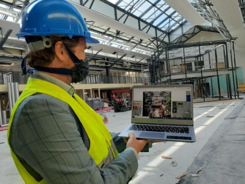 Nicolas Géray, l’un des deux associés du MoHo présente l’atrium, véritable place centrale du lieu. (©Nicolas Claich/Liberté – le Bonhomme libre.)