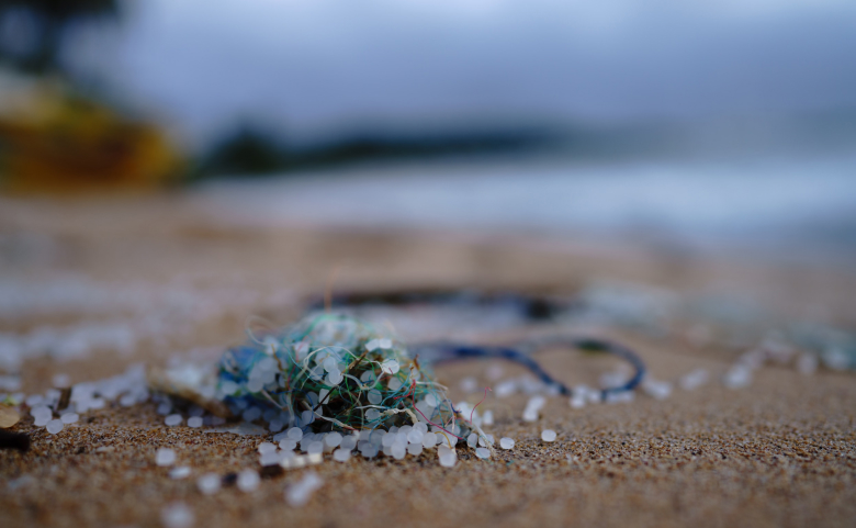 plage polluée aux billes microplastiques